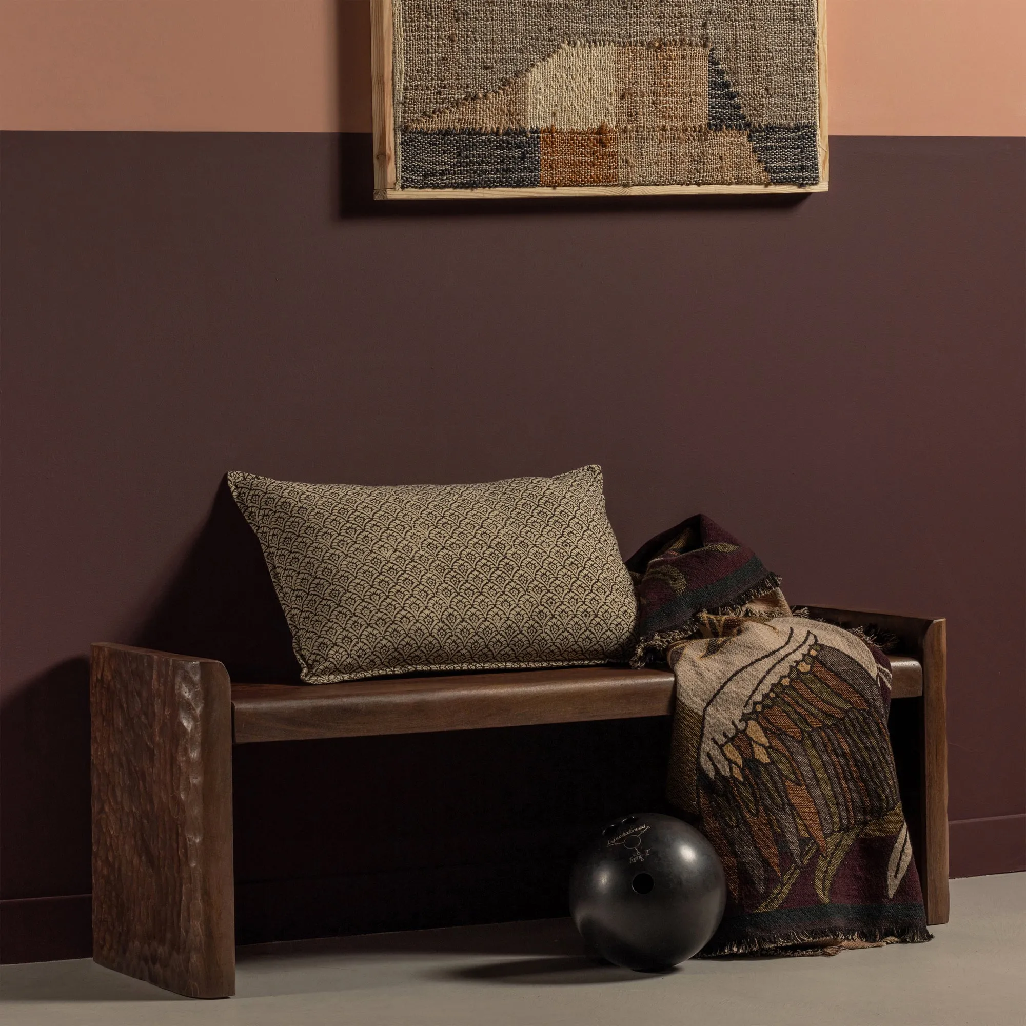 PROP BANKJE MET BEWERKTE POOT HOUT WARM BRUIN