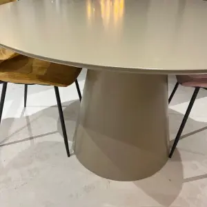 Showroommodel, zelf afhalen! Jorre Eettafel Mdf Militair Bruin Ø120cm