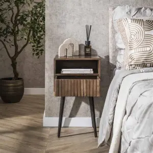 Nachtkastje Carve 1 lade / Massief acacia bruin