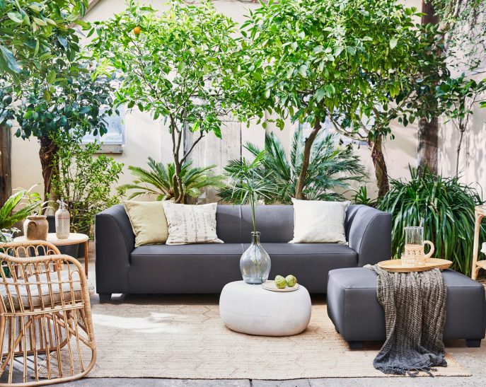 tuinmeubelen in een gezellige tuin