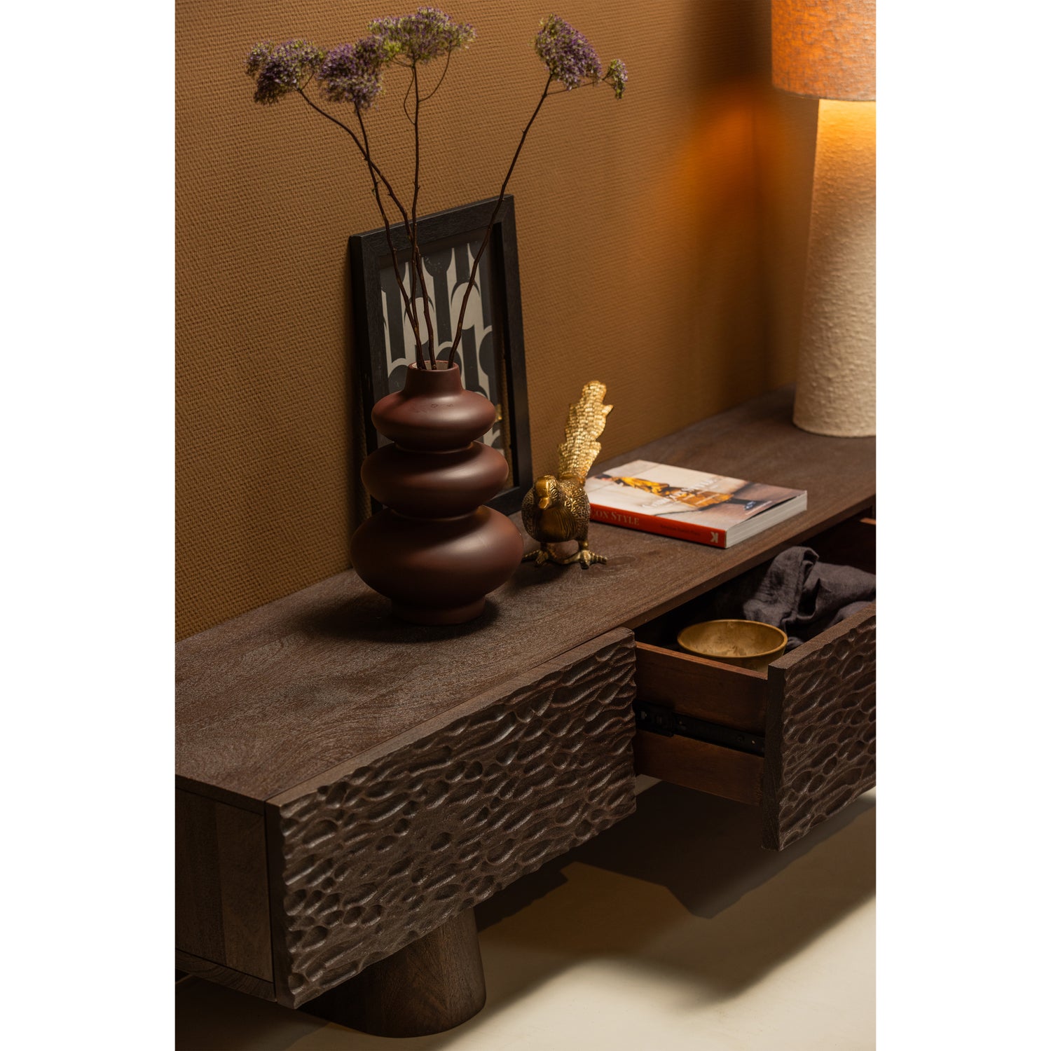 CRUMBLE CARVED TV MEUBEL MANGO WALNOOT