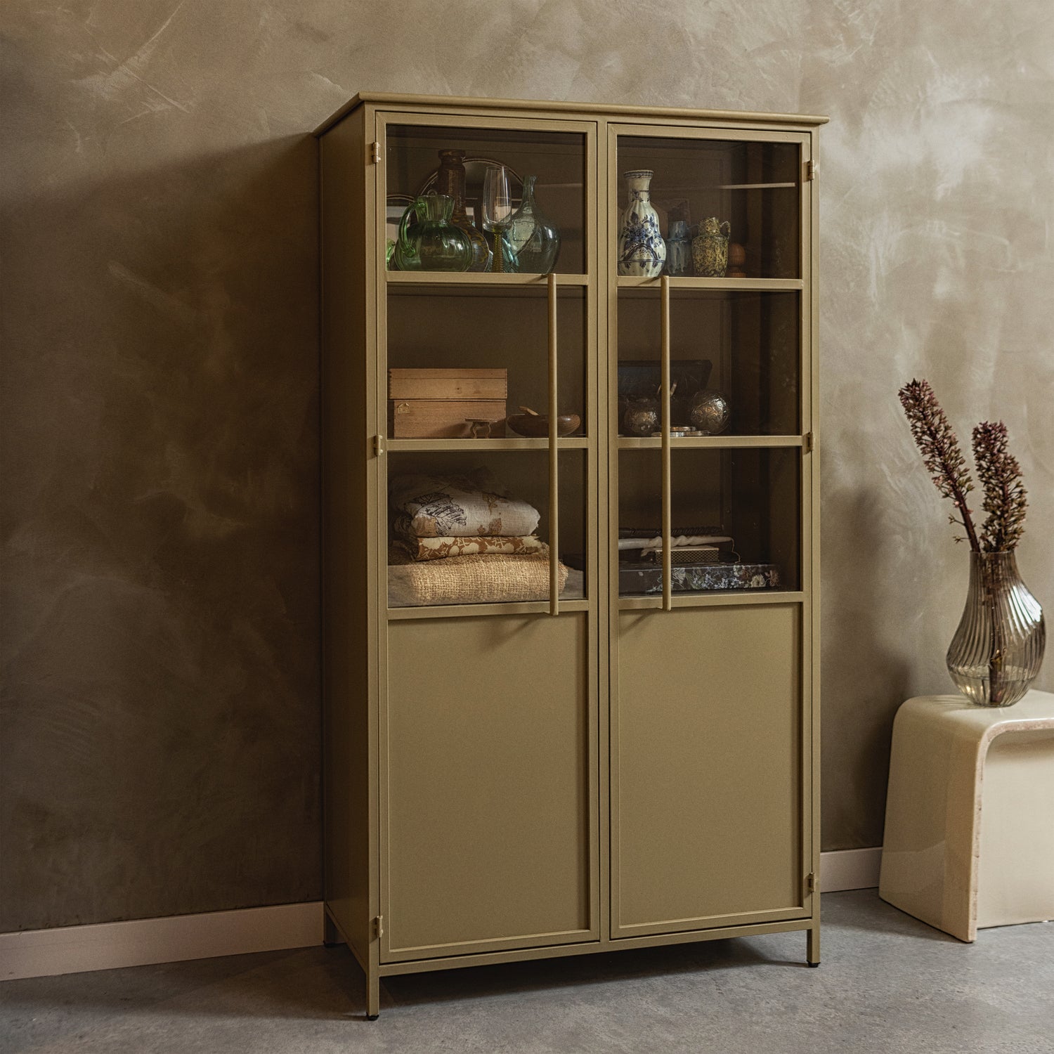 EXHIBIT VITRINEKAST METAAL KHAKI