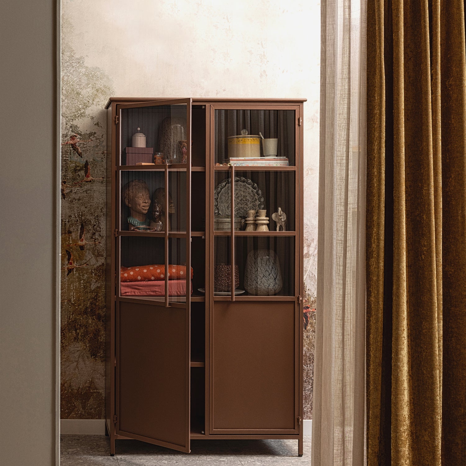 EXHIBIT VITRINEKAST METAAL TAN