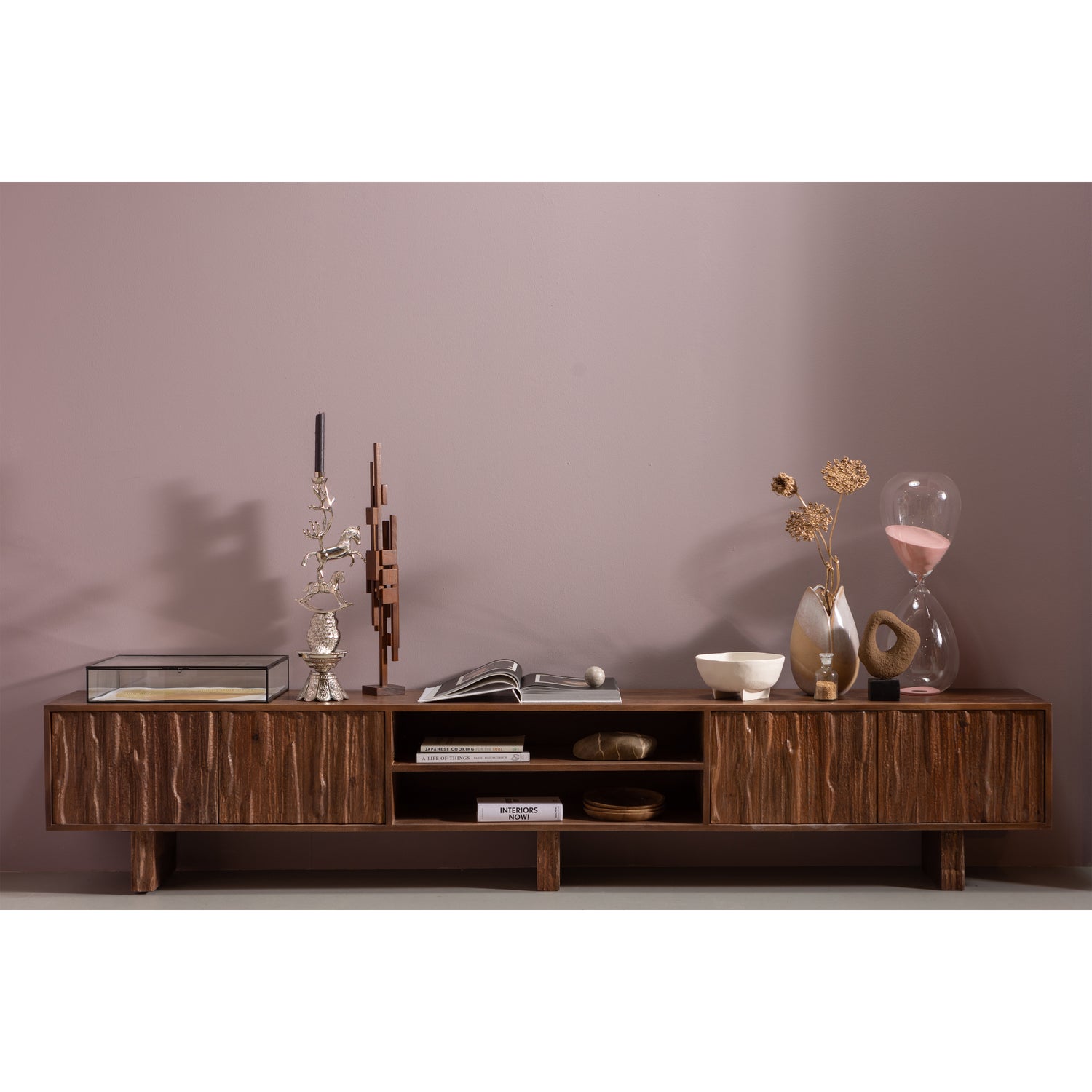 LAVISH TV MEUBEL MET BEWERKTE DEUREN HOUT WARM BRUIN