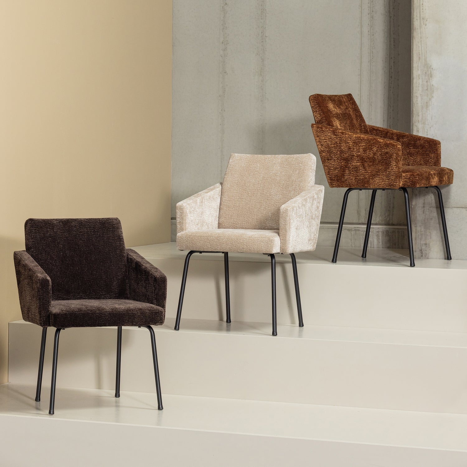 MOUNT EETKAMERSTOEL MET ARMLEUNING 3D CHENILLE DONKERBRUIN