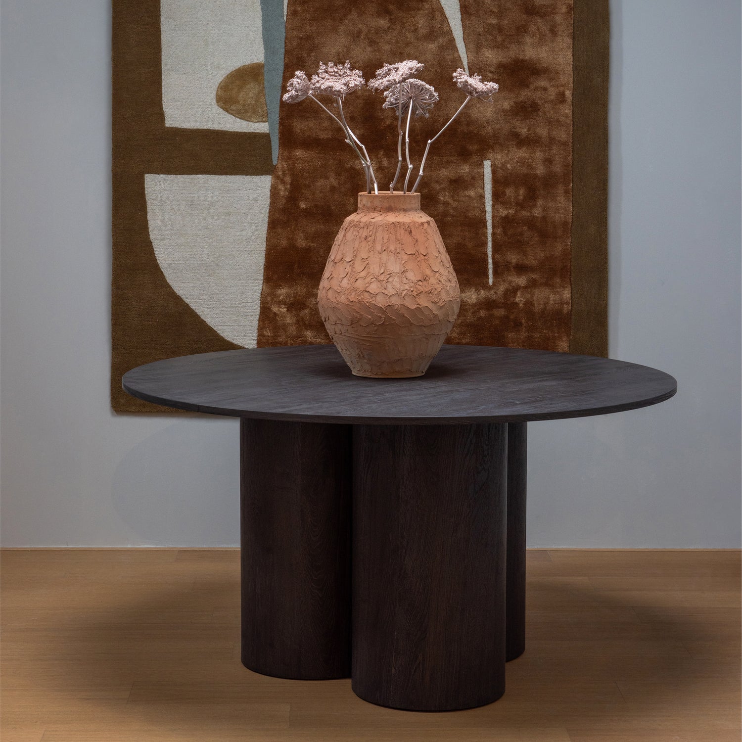 OONA EETTAFEL ROND MET 3-POOT MDF DONKERBRUIN Ø140CM
