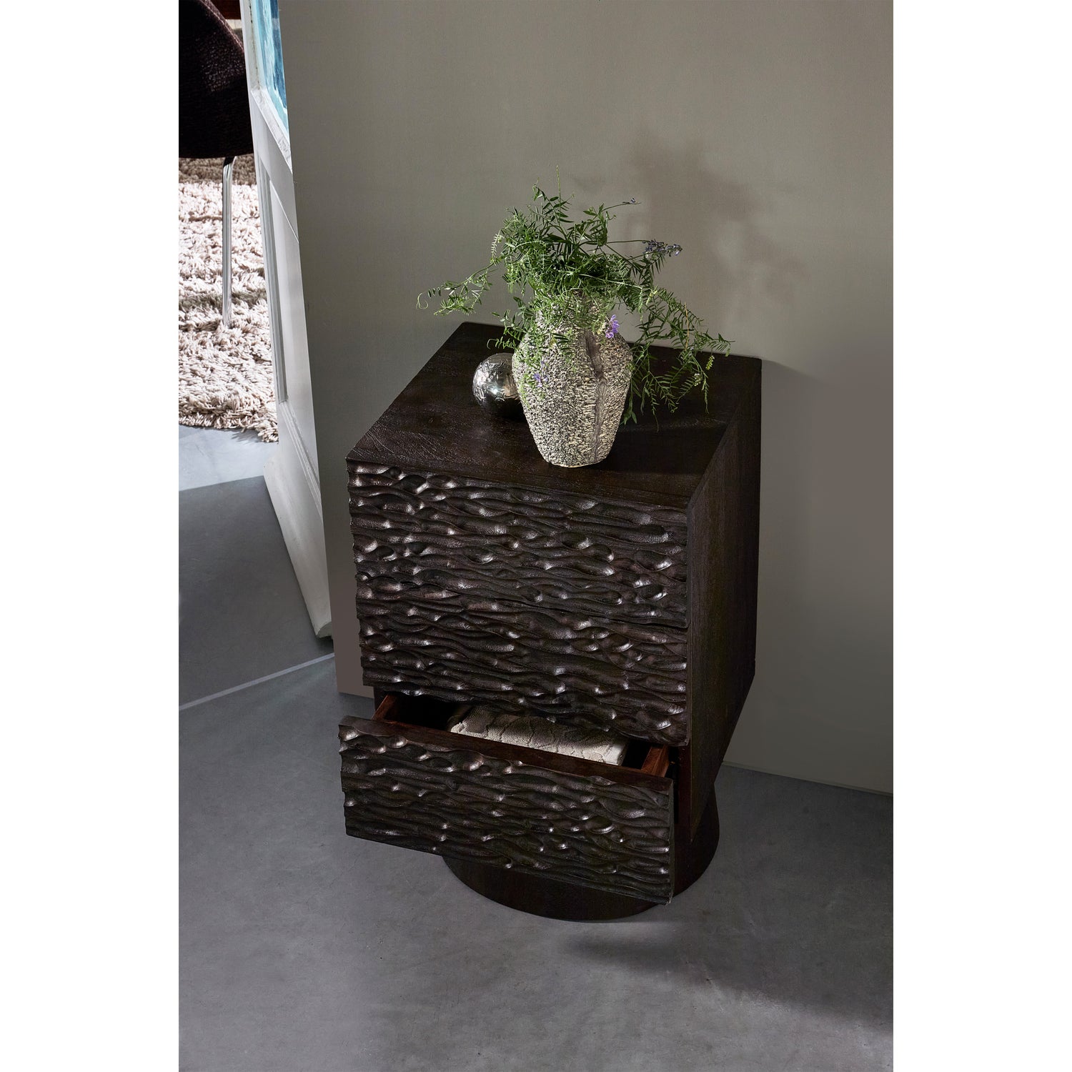 TABIA VAAS ALUMINIUM DONKERBRUIN