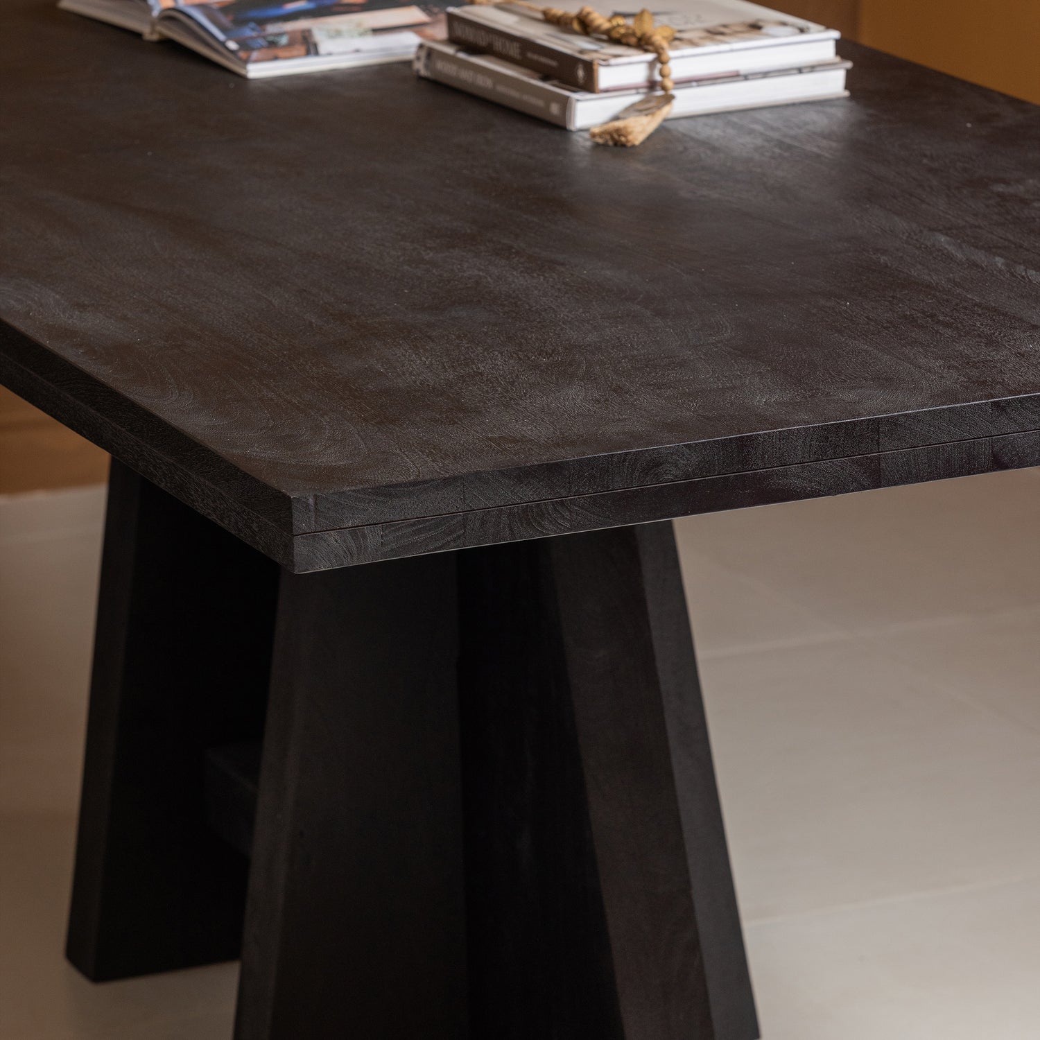 KEAN EETTAFEL MET MIDDENPOOT MANGO ZWART 180x100CM