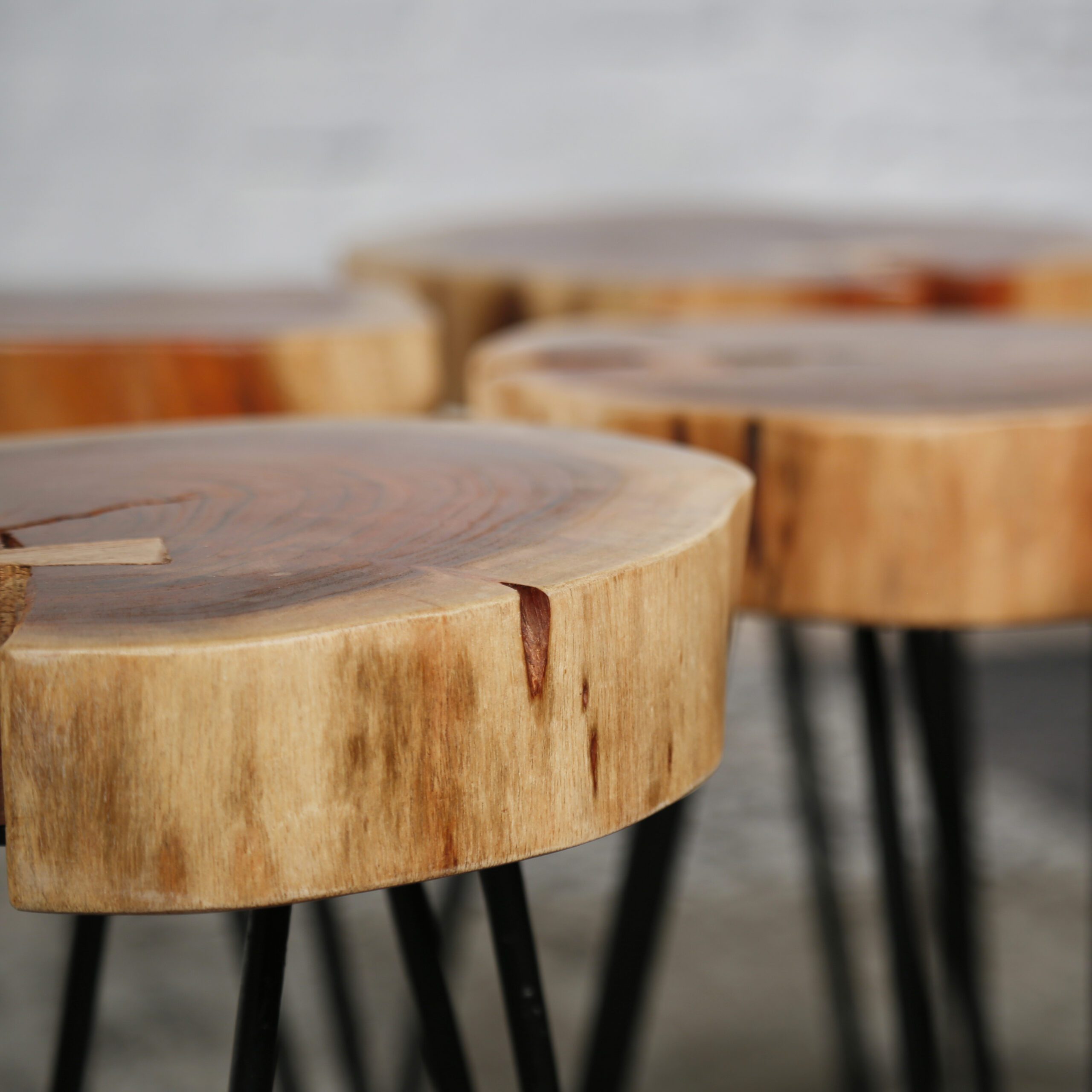Bijzettafel stam in 6cm dik massief acacia