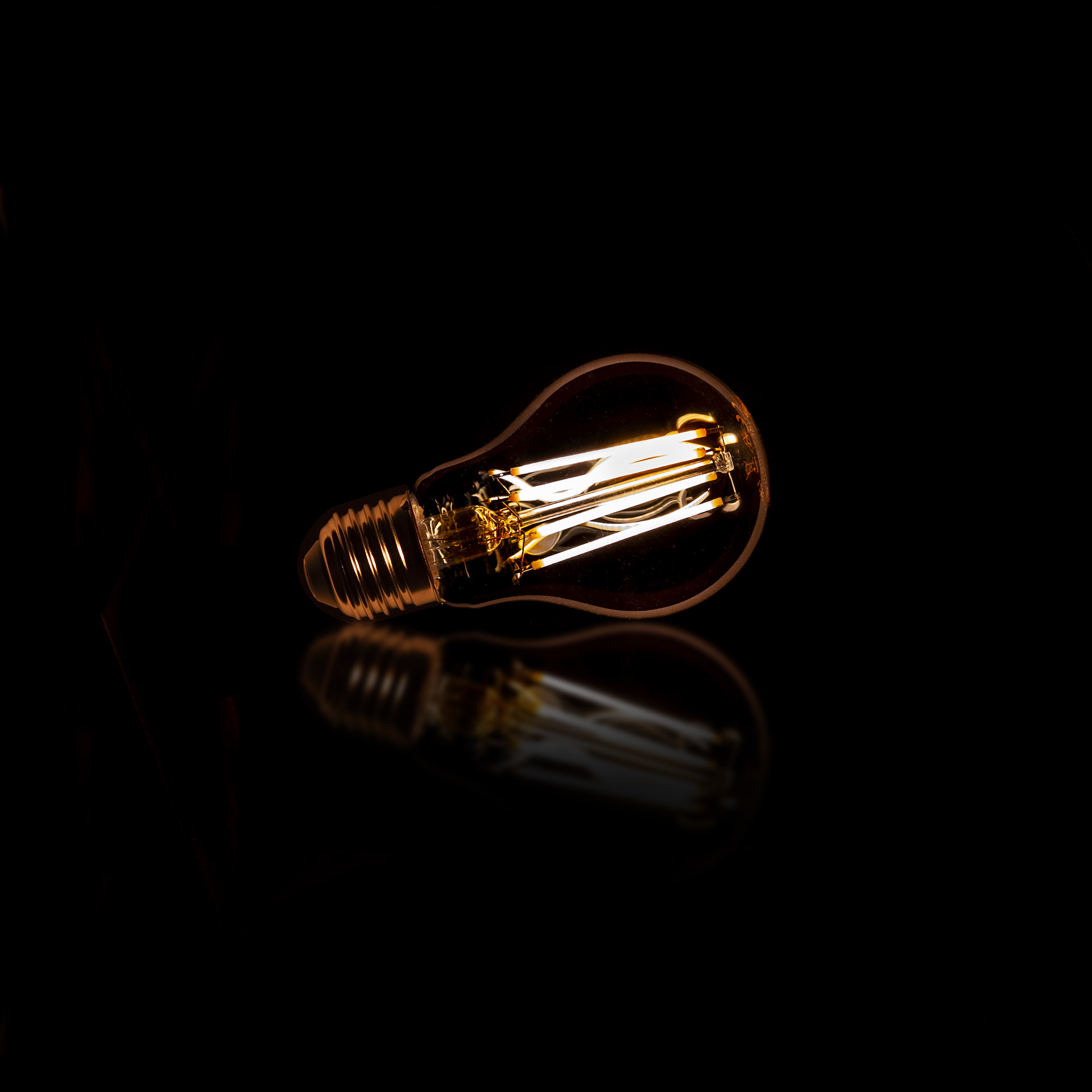 Lichtbron LED [A60] filament peer - E27 6W 2100K 450lm dimbaar / Amberkleurig glas