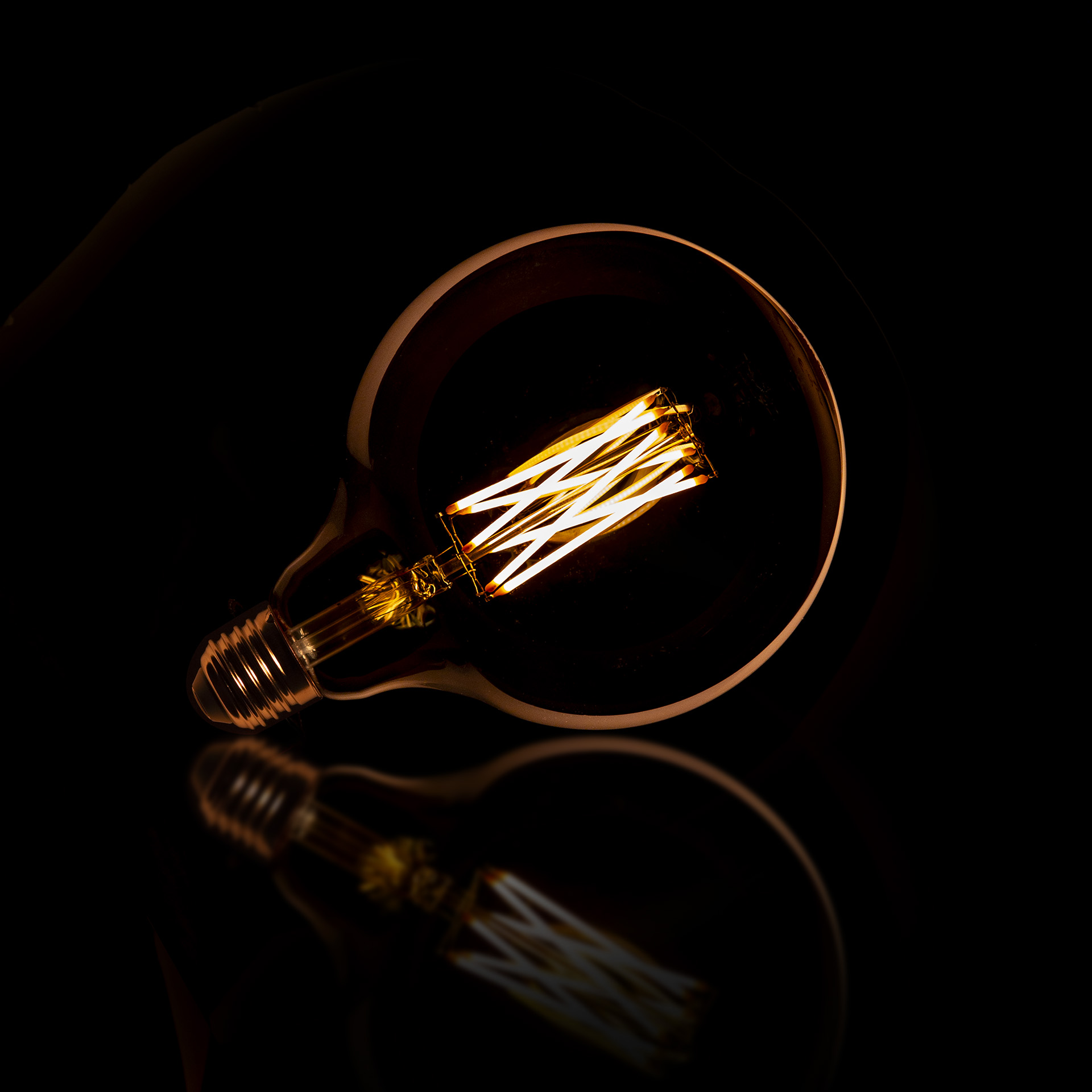 Lichtbron LED [G125] filament bol 12,5 - E27 6W dimbaar / Amberkleurig glas