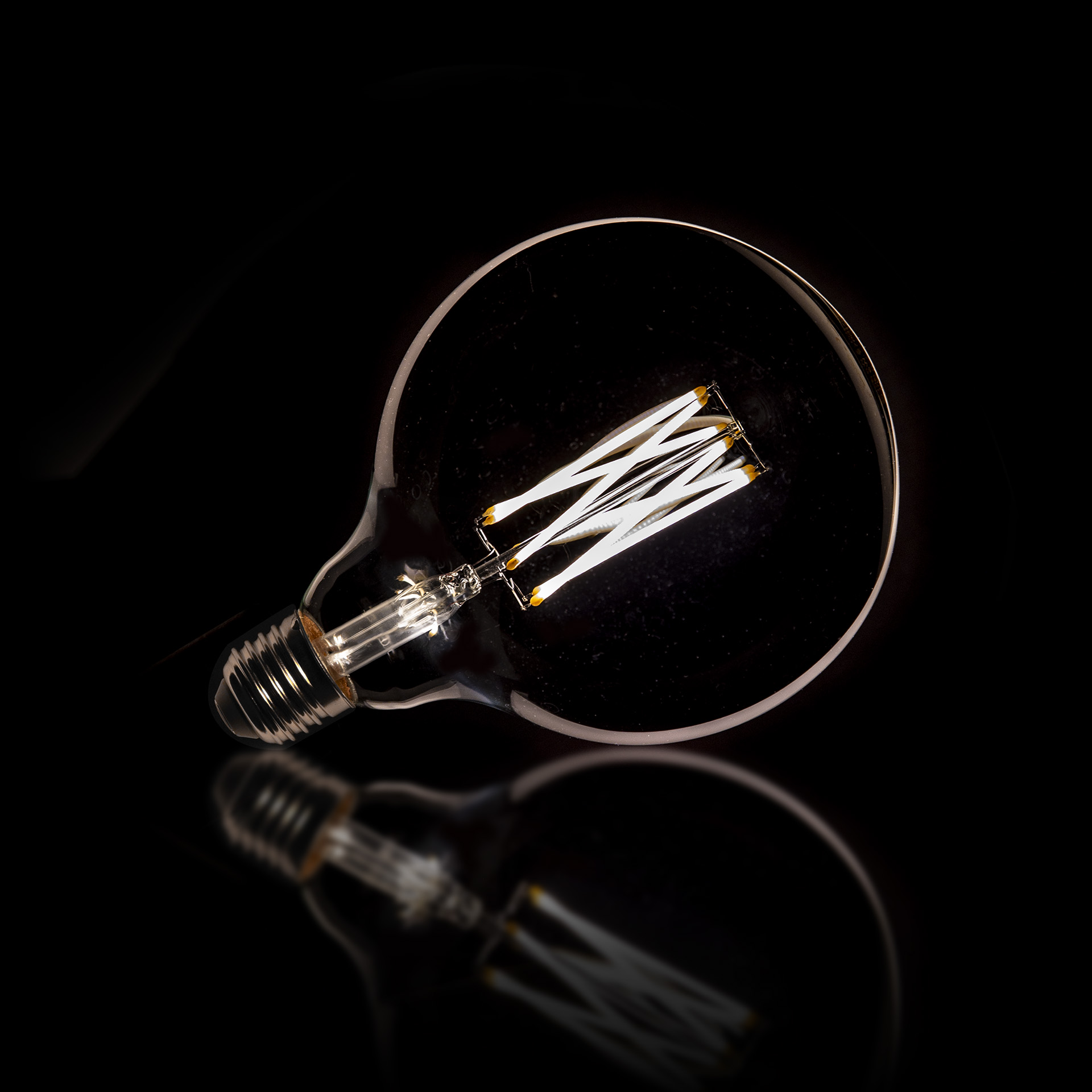 Lichtbron LED [G125] filament bol 12,5 - E27 6W dimbaar / Smoke grey glas