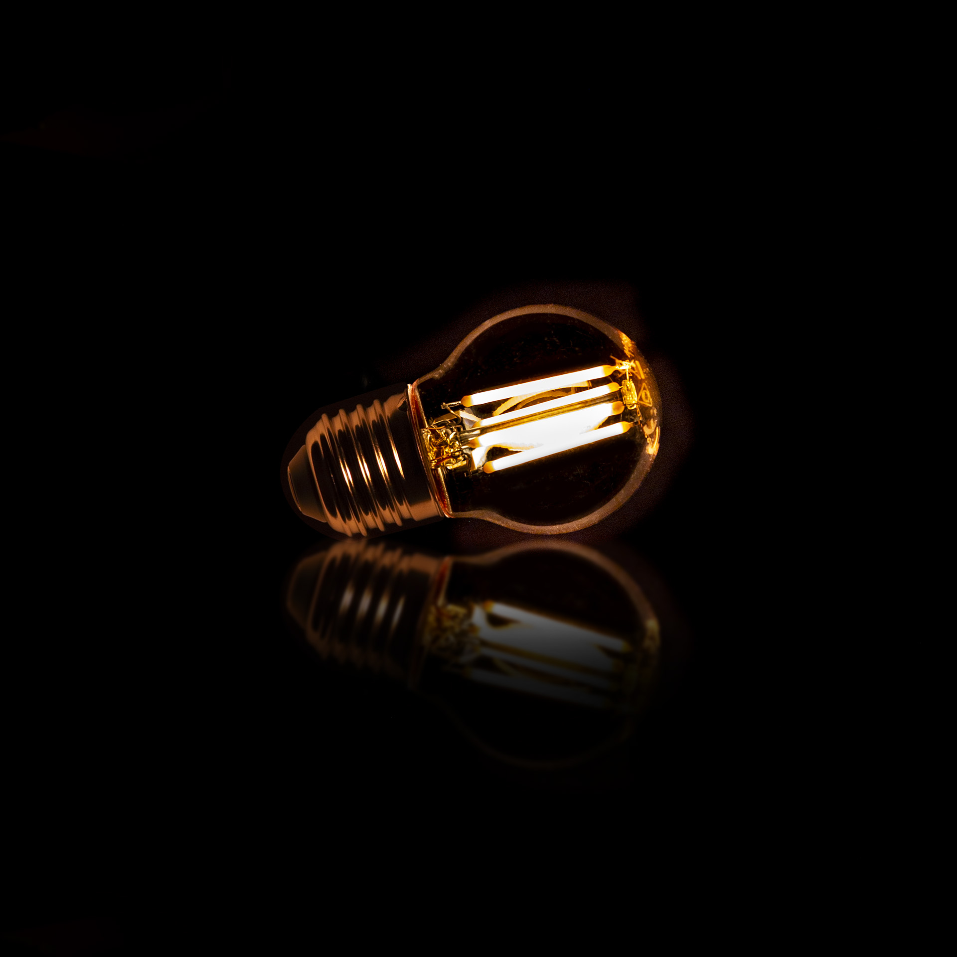 Lichtbron LED [G45] filament bol 4,5 - E27 4W 2100K 280lm dimbaar / Amberkleurig glas