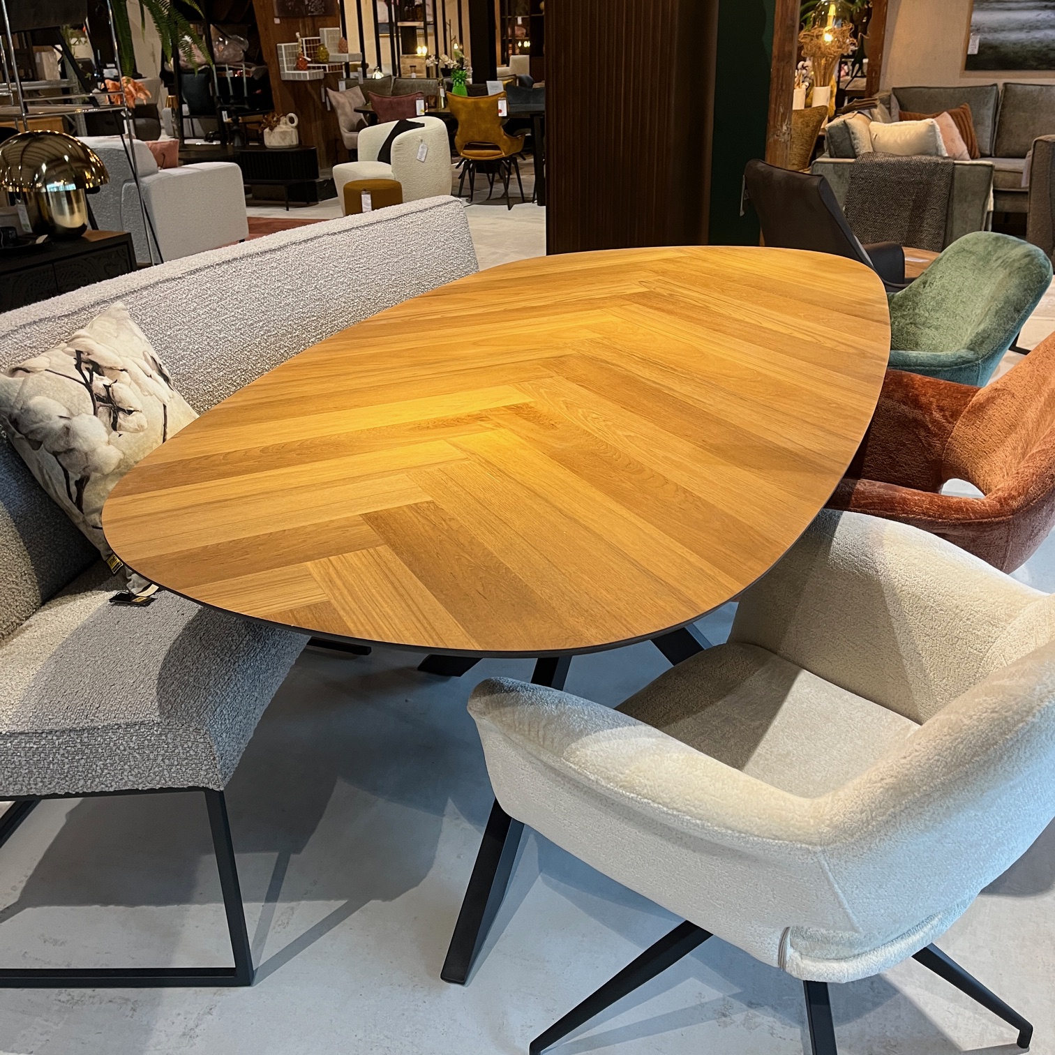 Showroommodel, zelf afhalen! Eetkamertafel 215 organisch / Gerecycled teakhout fineer
