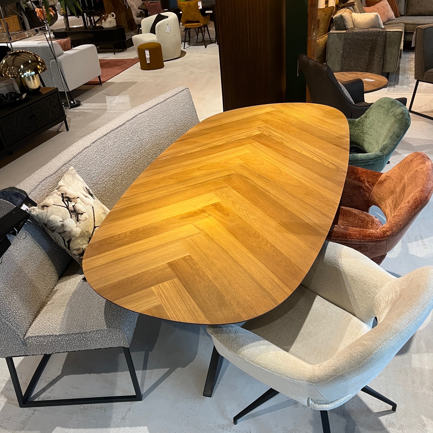 Showroommodel, zelf afhalen! Eetkamertafel 215 organisch / Gerecycled teakhout fineer