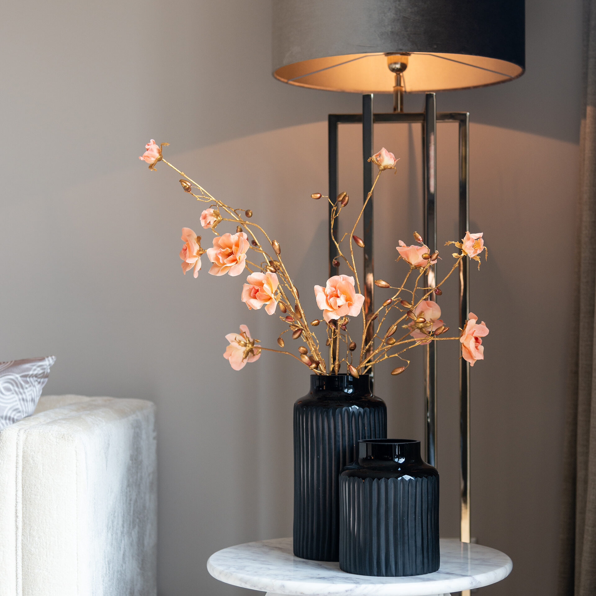 -VA-0314+-VA-0315+825225+-LB-0118+-LK-0051_XL+SETTING_1 Unieke zwarte vaas